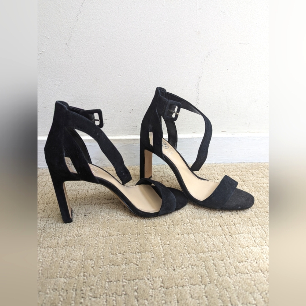 Vince Camuto Bevvyn Sandal, size 6, black-seude
